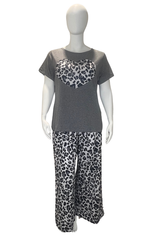 Plus Size Casual Pajama Two Piece Set, Women's Plus Leopard Heart Print Short Sleeve Tee & Shorts Pajama Pyjama 2 Piece Set